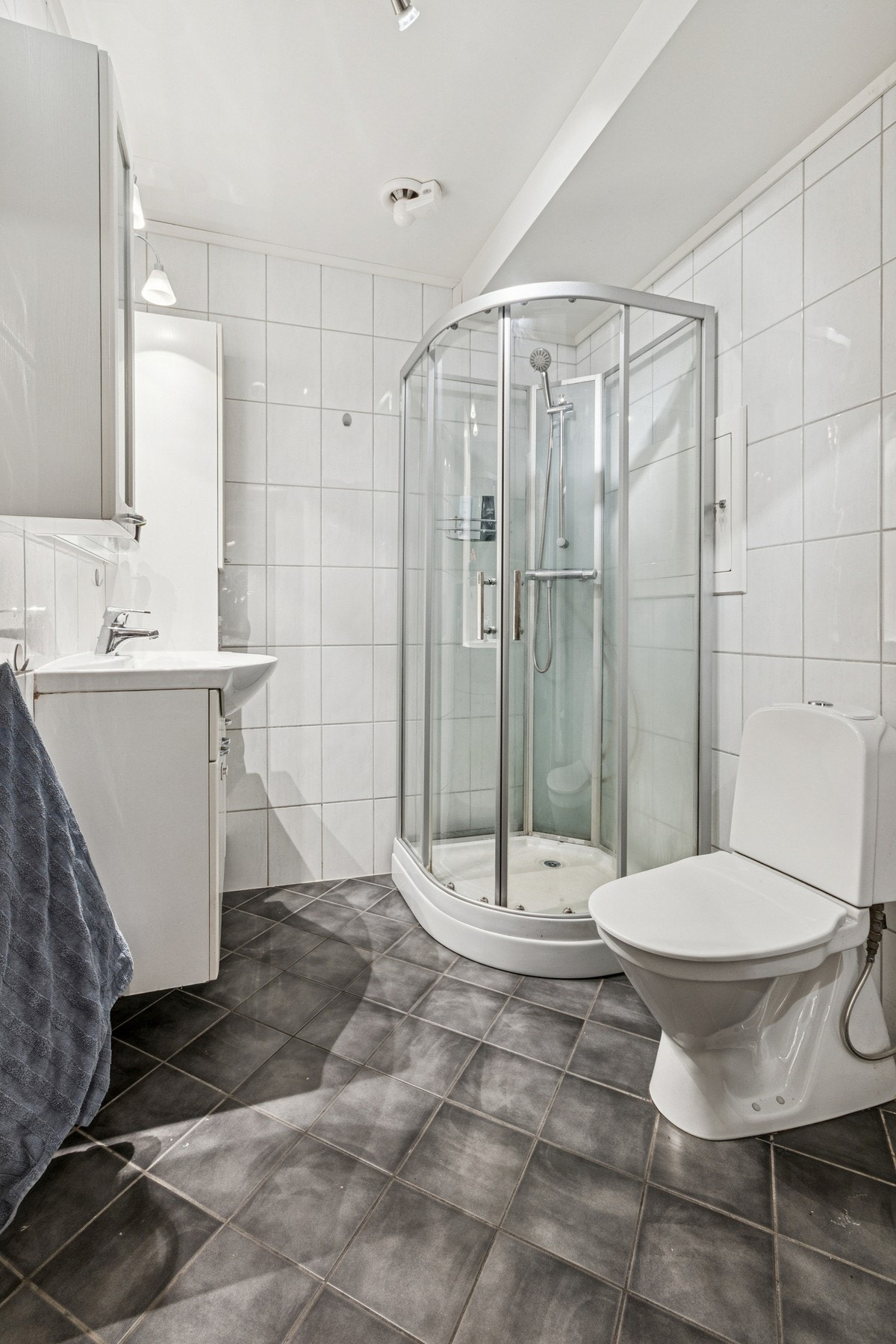 Badet er flislagt og har elektriske varmekabler. Galleribilde