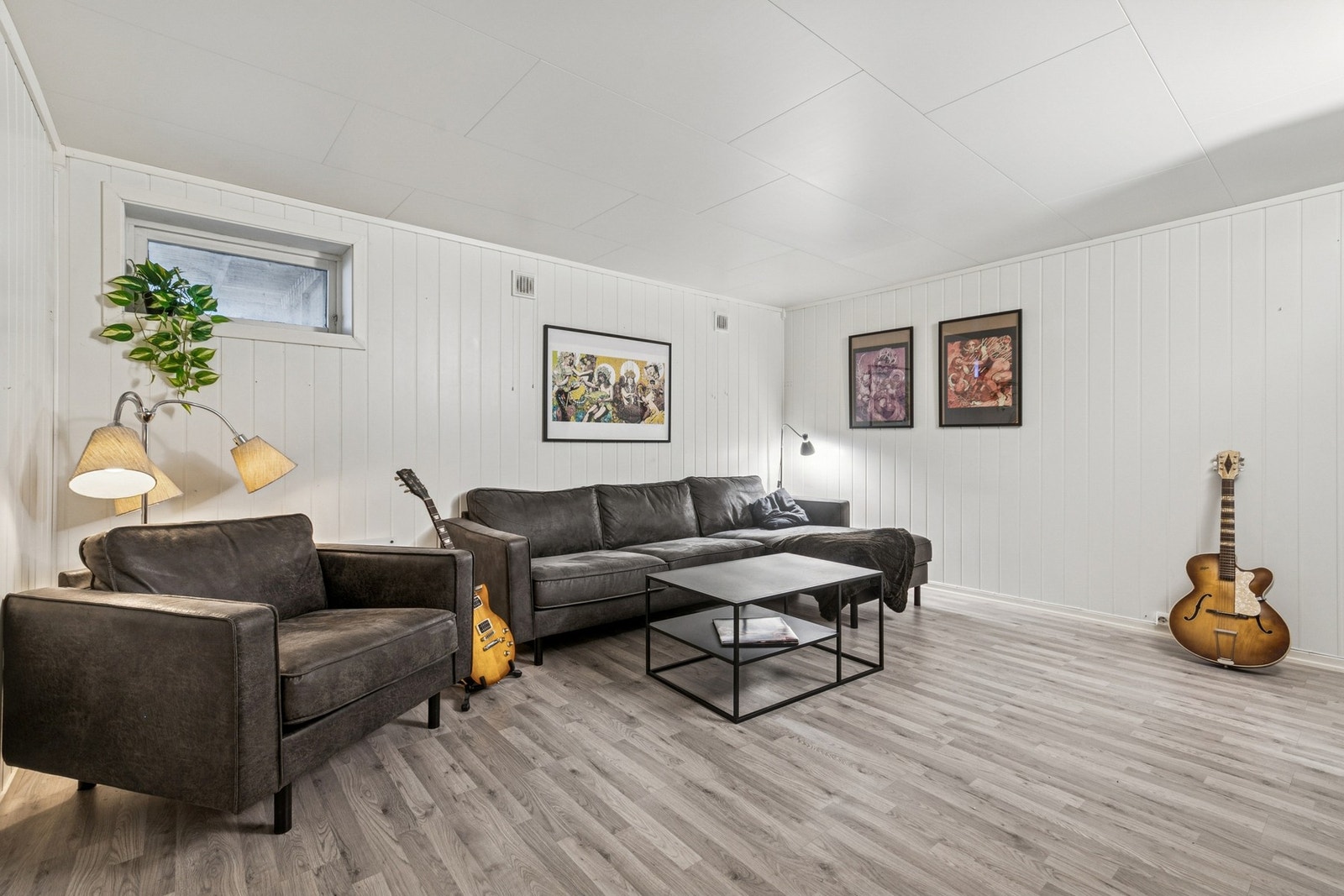 Underetasjen er ulovlig innredet med kjellerstue og vaskerom. Dette er ikke i samsvar med godkjente tegninger, og heller ikke omsøkt. Galleribilde