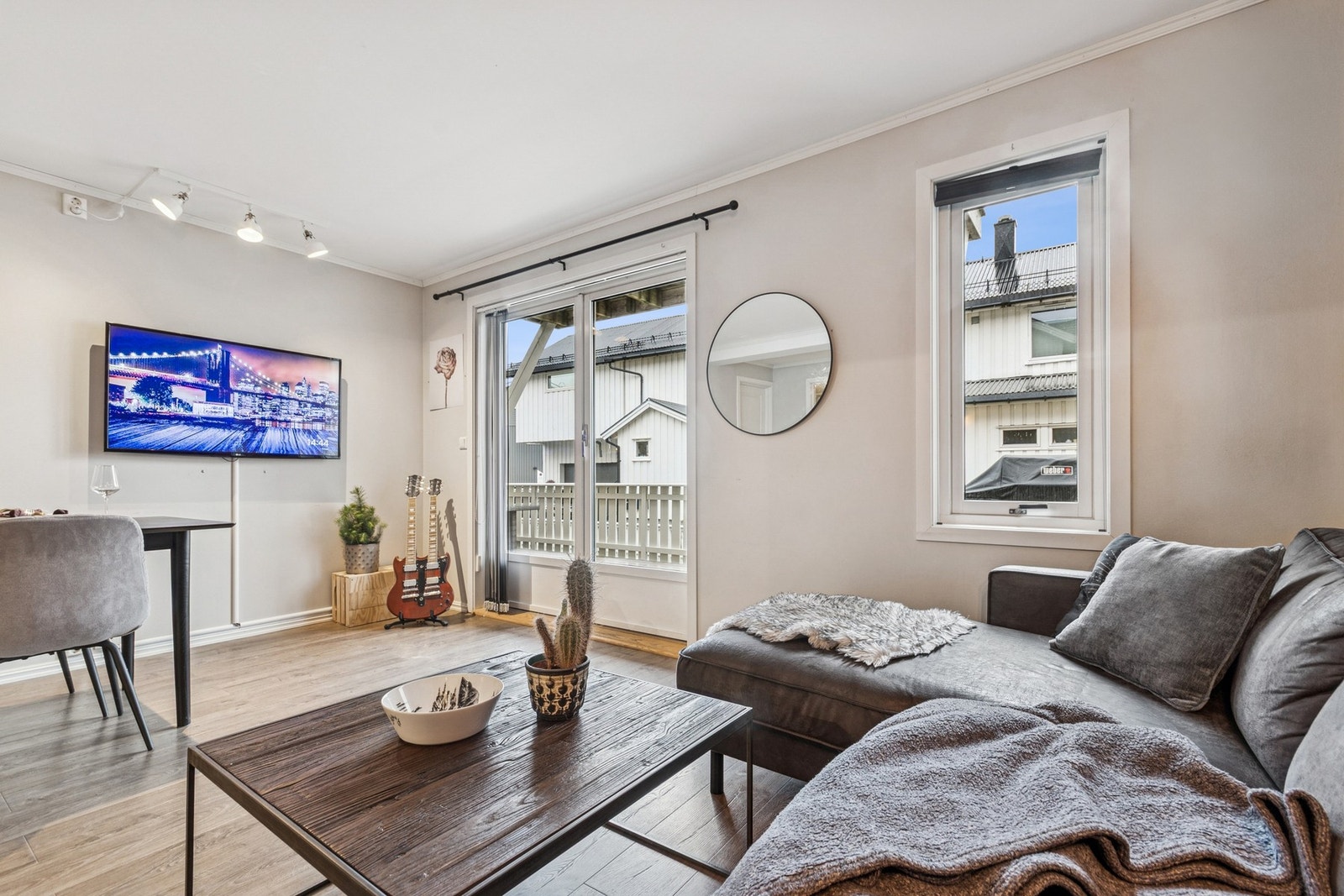 Fra stue er det utgang til en solrik og romslig balkong. Galleribilde