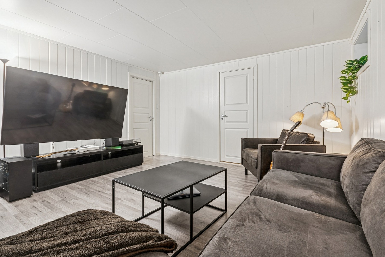 Underetasjen er ulovlig innredet med kjellerstue og vaskerom. Dette er ikke i samsvar med godkjente tegninger, og heller ikke omsøkt. Galleribilde