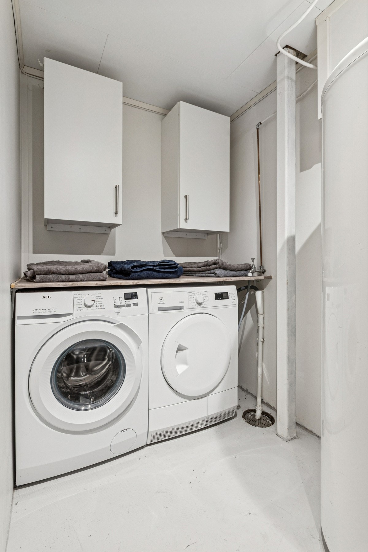 Underetasjen er ulovlig innredet med kjellerstue og vaskerom. Dette er ikke i samsvar med godkjente tegninger, og heller ikke omsøkt. Galleribilde