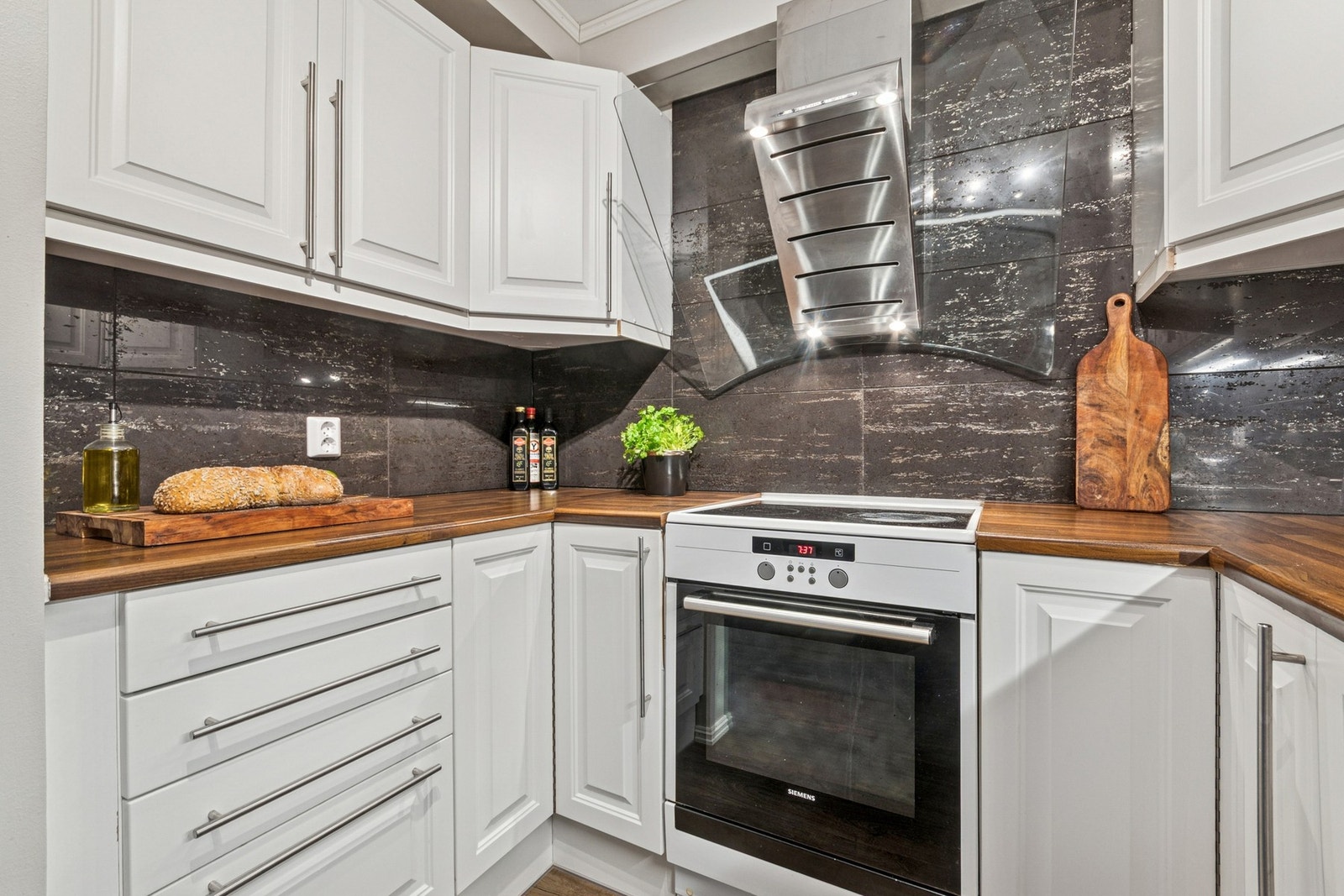 Stilrent og godt utbygget kjøkken. Galleribilde