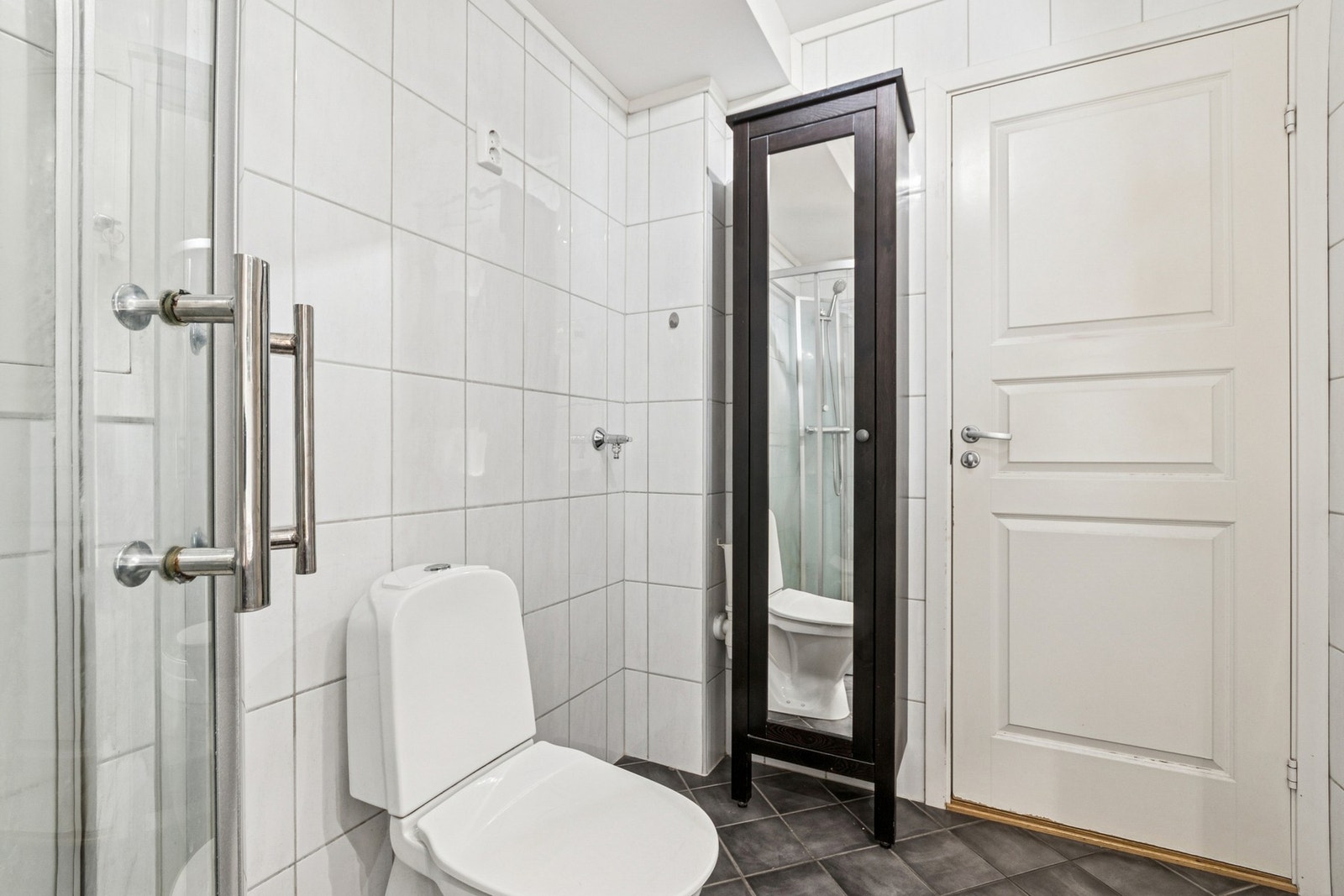 Badet er flislagt og har elektriske varmekabler. Galleribilde