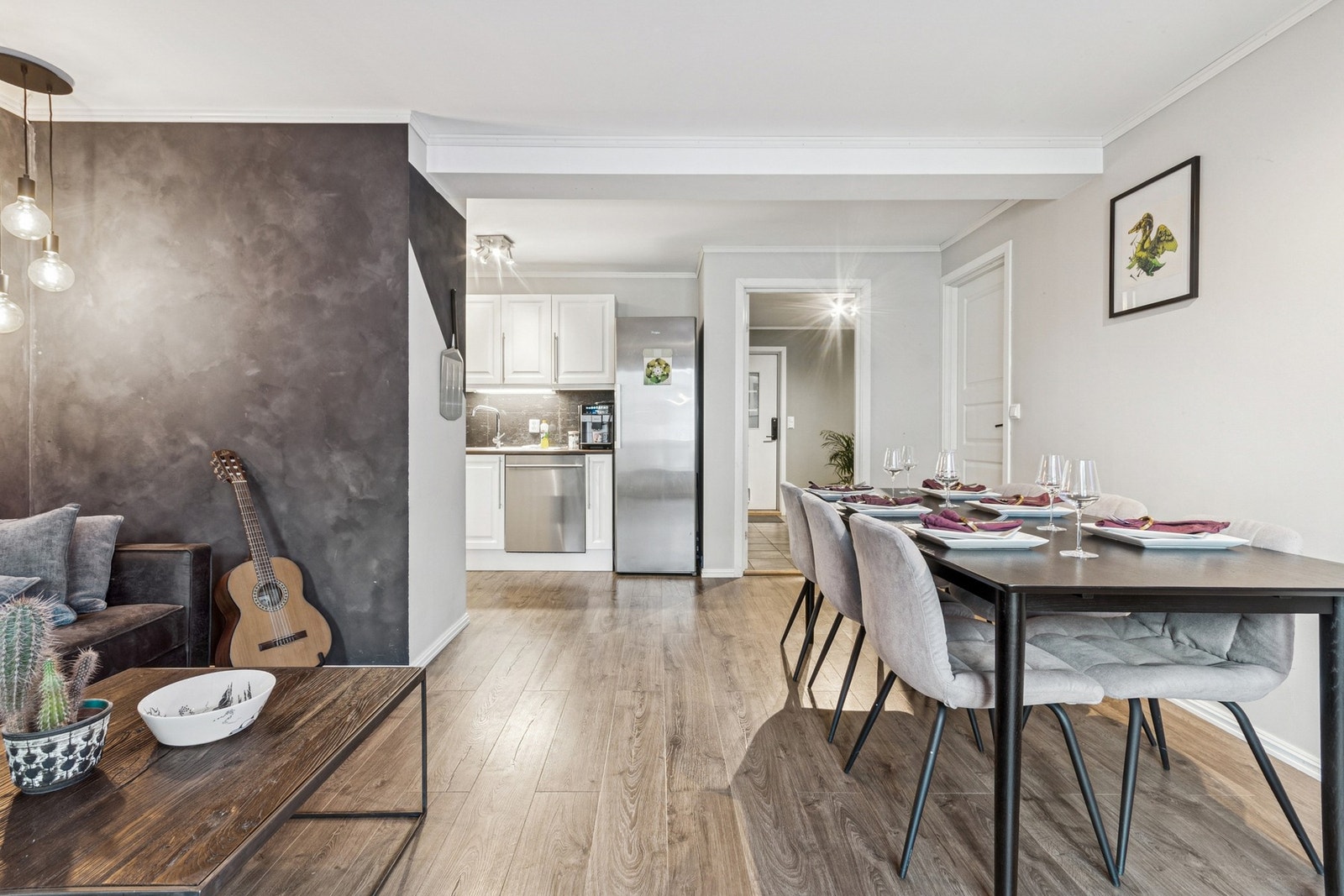 Stue og kjøkken er i en delvis åpen løsning hvor det også er plass til en stor spisegruppe. Galleribilde