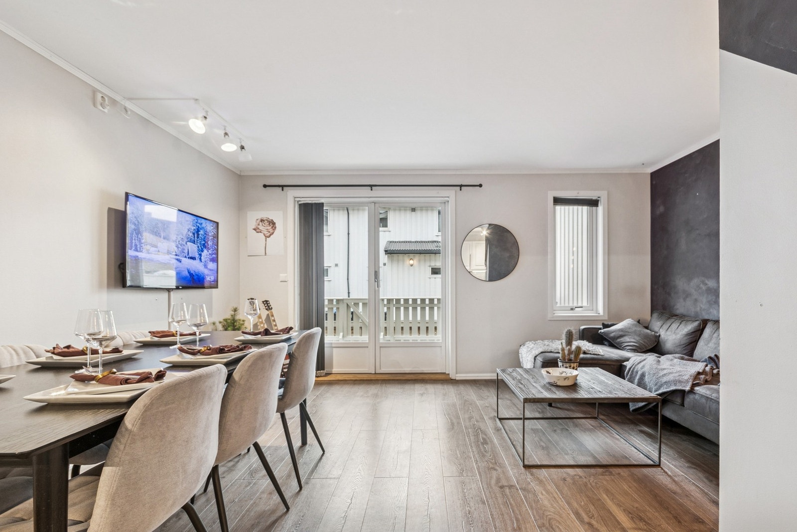 I fellesutgiftene er tv/ internett, renovasjon, bygningsforsikring og avsetning til framtid vedlikehold inkludert. Galleribilde