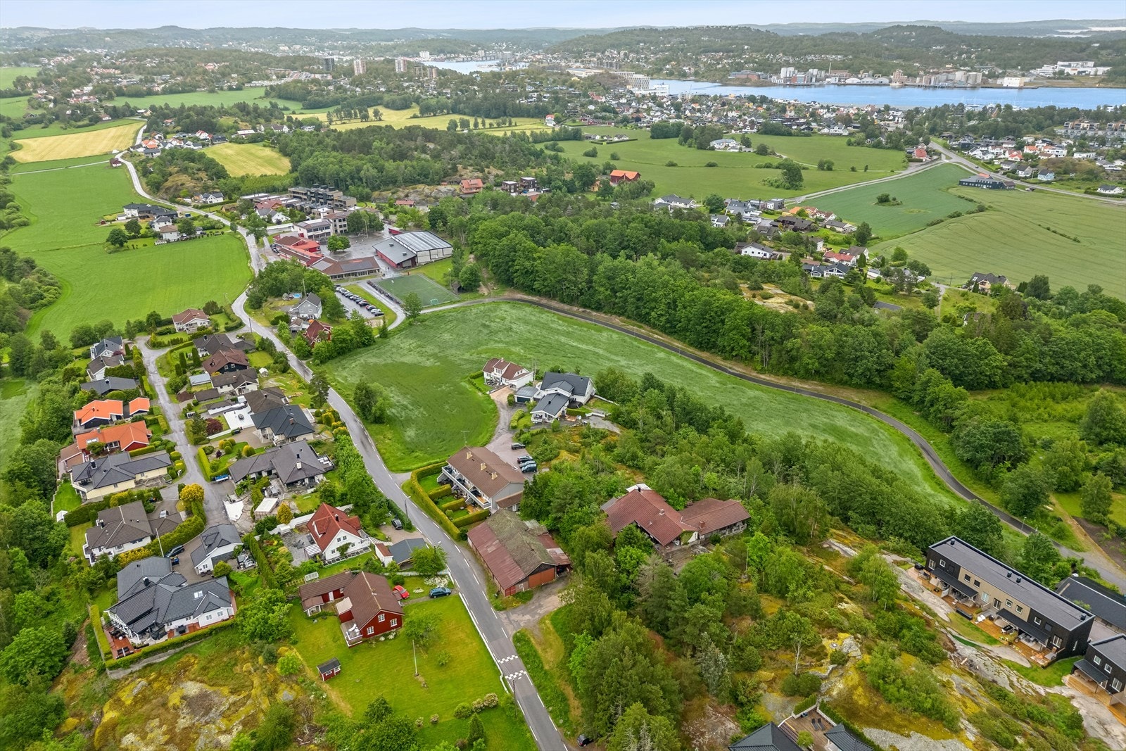 Eiendommen ligger rett ved populære Store Bergan barneskole. Galleribilde
