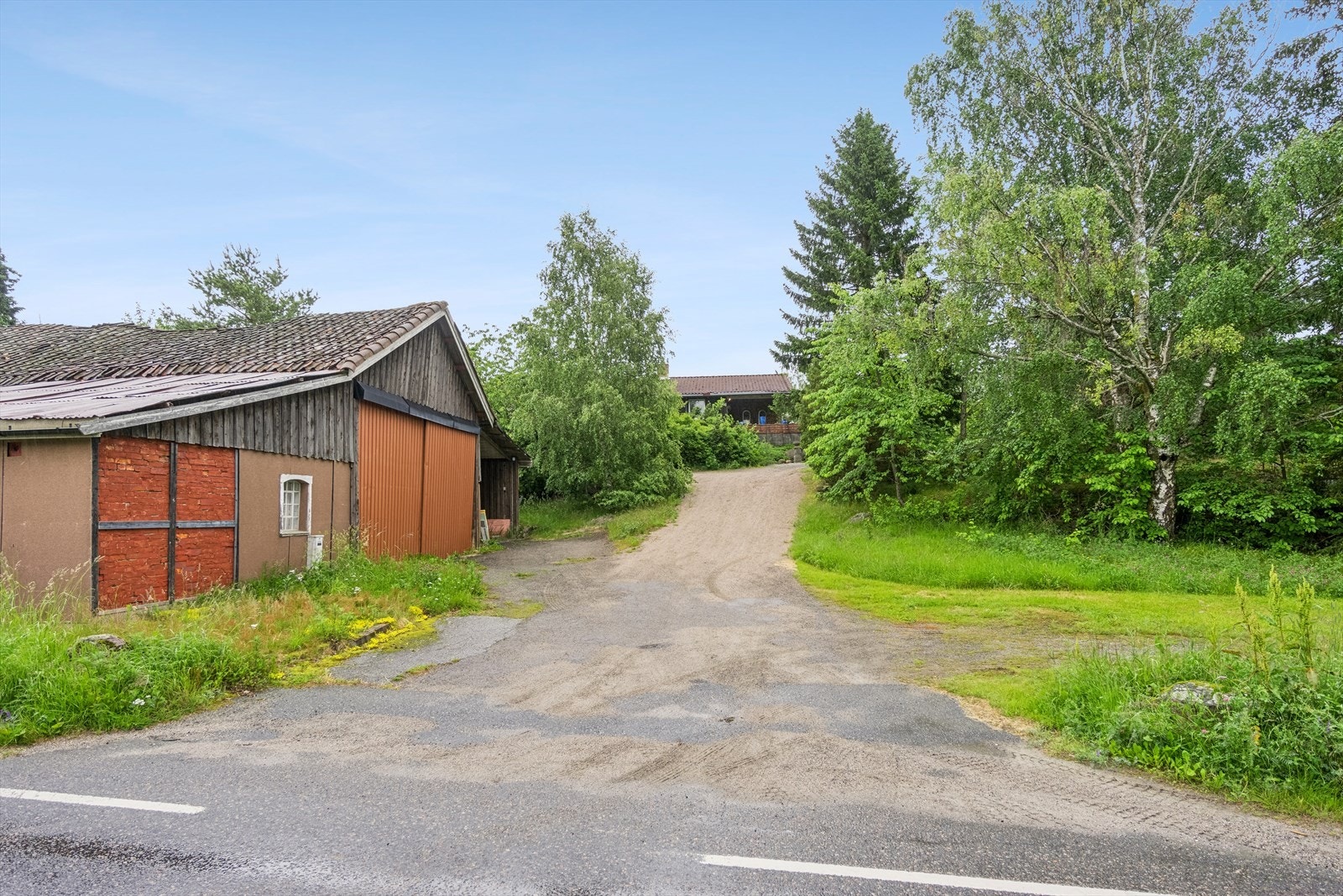 Innkjøring til huset, låven er også moden for oppgradering. Galleribilde