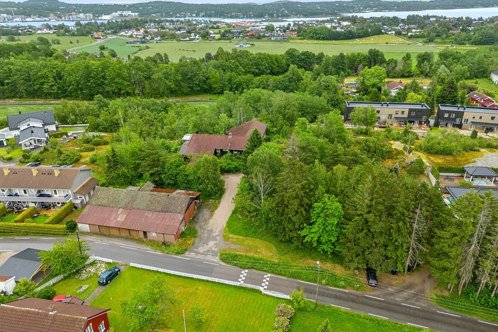 Landlig og usjenert omgivelser, med kort avstand til strand. Galleribilde