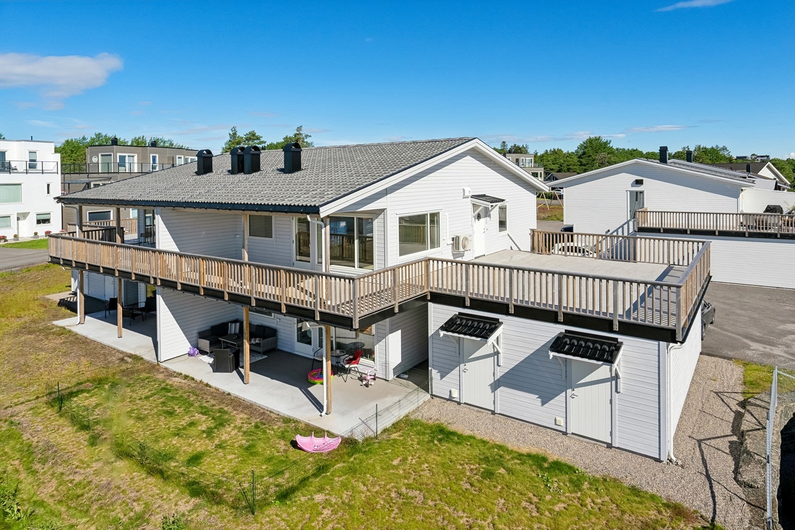 I 2. etasje, med veranda utenfor stuen og videre over garasjene. Galleribilde