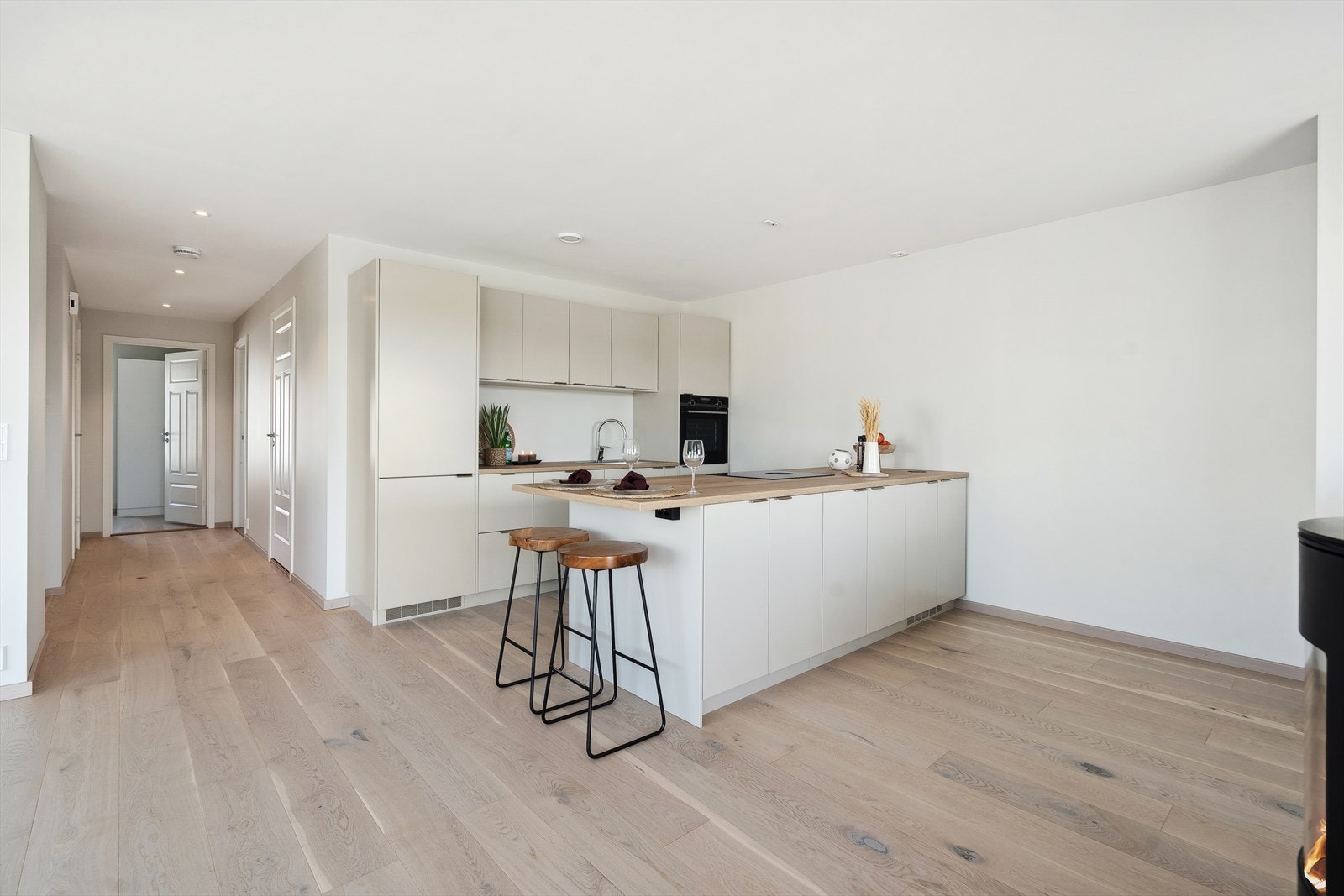 Bilde fra naboleiligheten som er speilvendt. Samme standard og innhold. Galleribilde