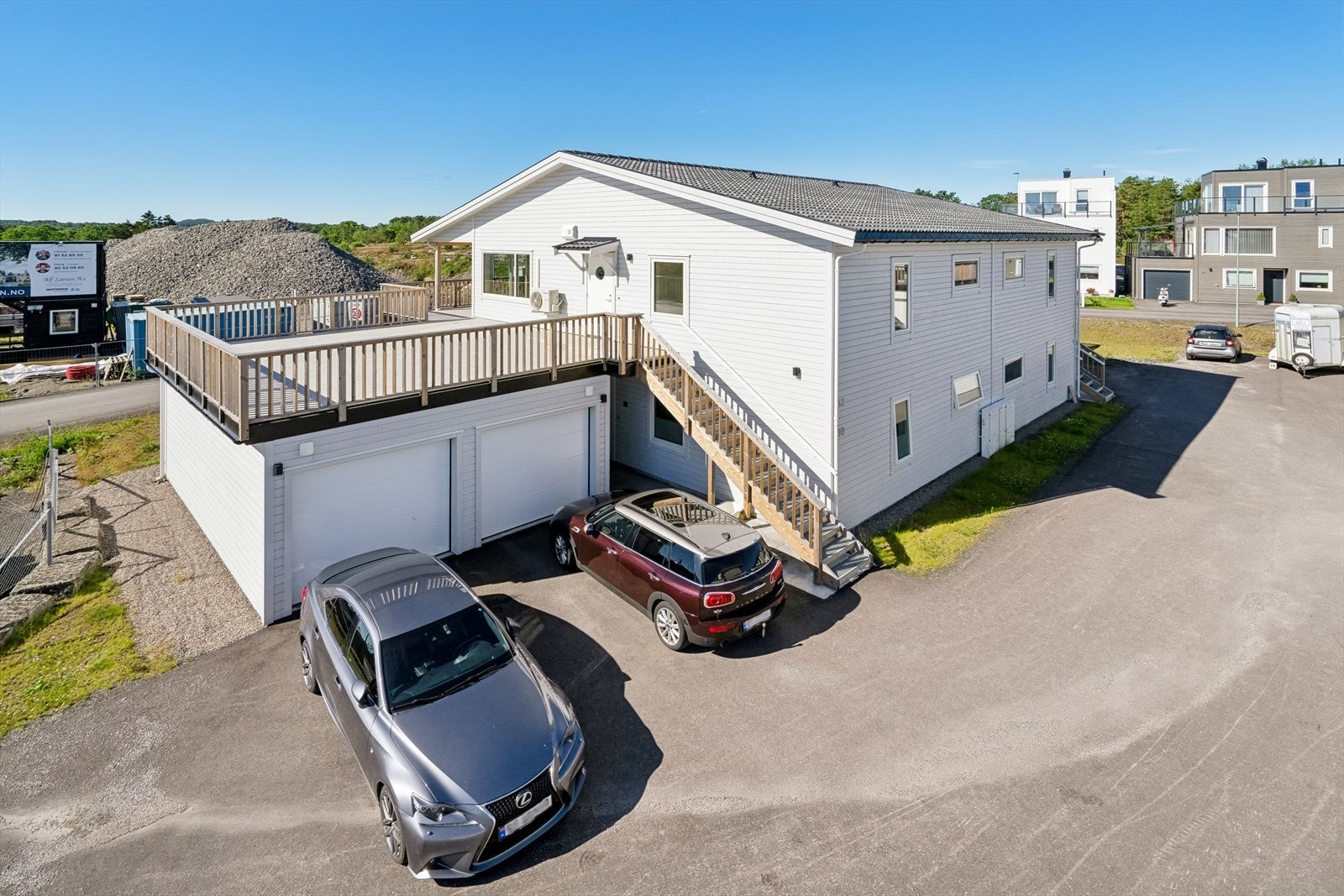 Garasje og parkeringsplass foran, utvendig trappegang opp. Galleribilde