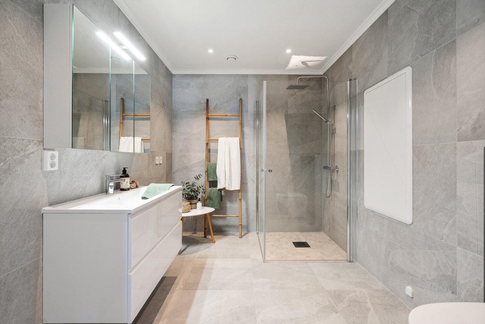 Tidløs og fin innredning. Opplegg for vaskemaskin på badet. Galleribilde