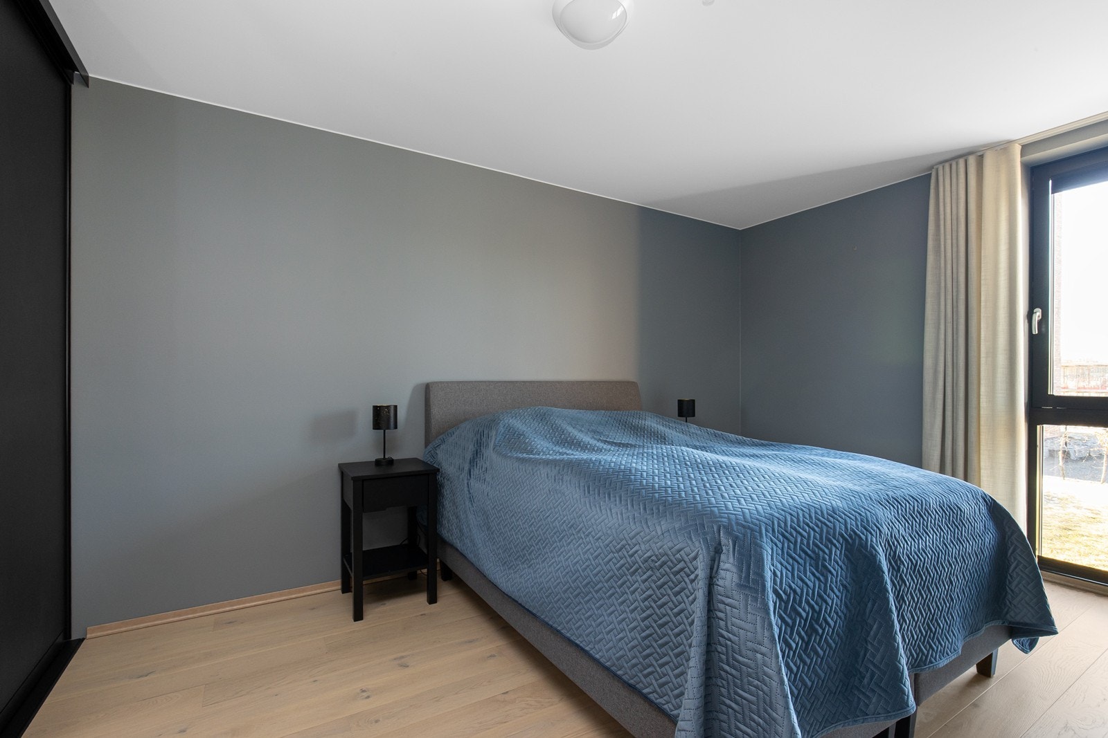 Soverom med skyvedørsgarderobe. Galleribilde