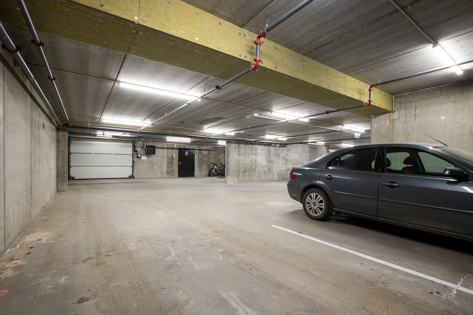 Garasjeplass i kjeller (plassen hvor bilen står). Galleribilde