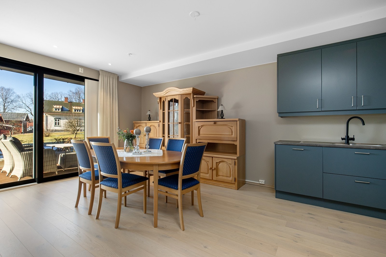 Åpen stue og kjøkkenløsning med utgang til terrasse. Galleribilde