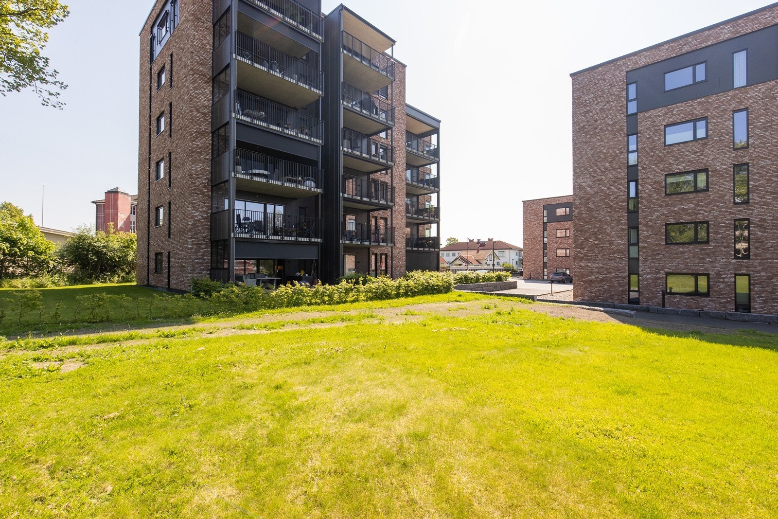 Fine grøntarealer foran bygningen. Galleribilde