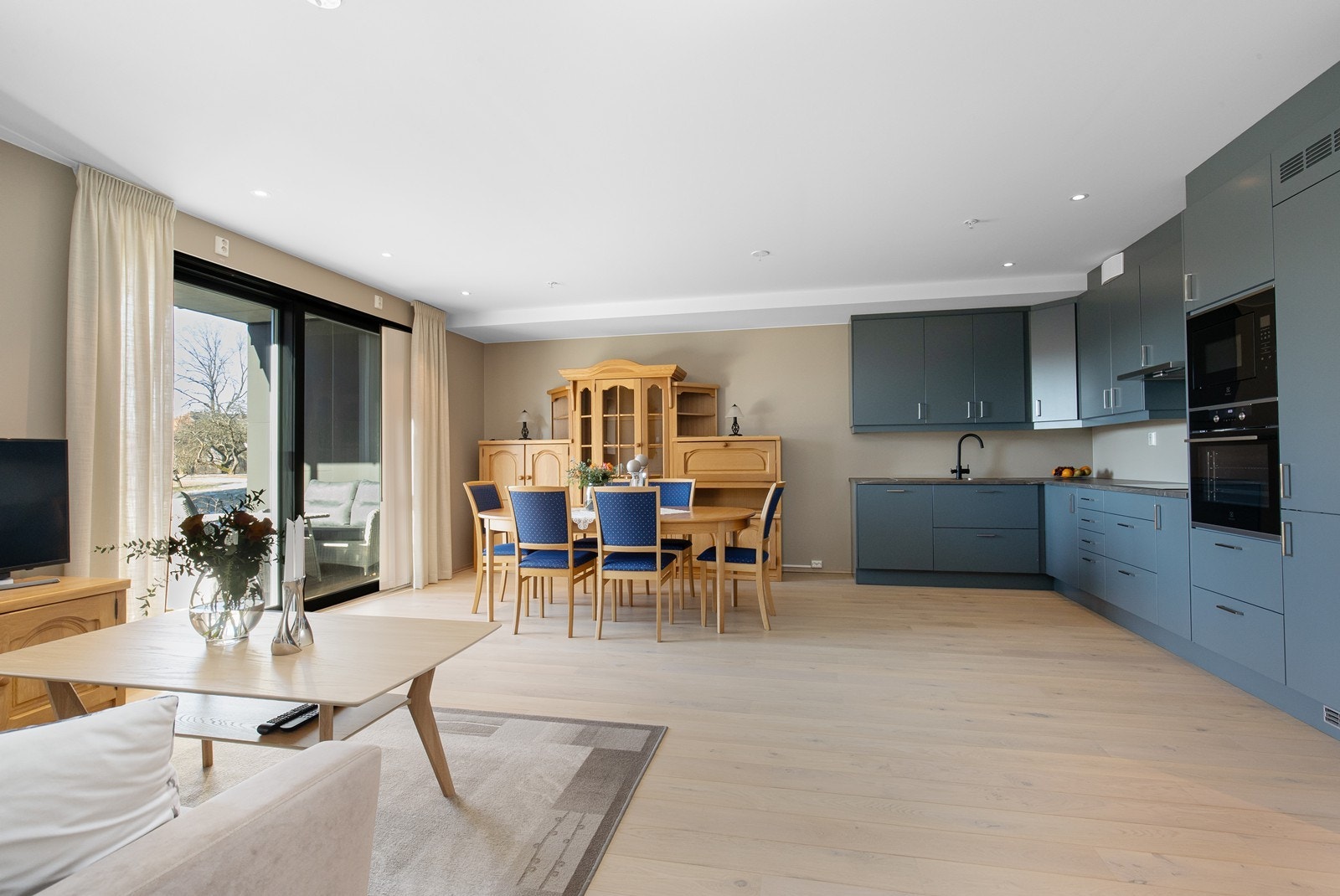 Stue og kjøkken. Galleribilde