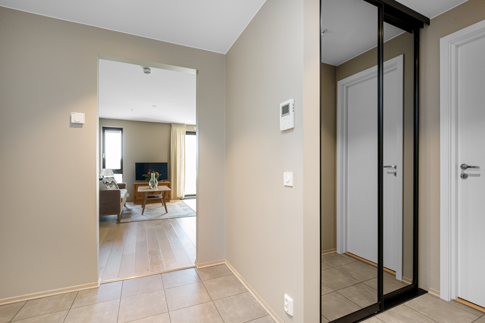 Skyvedørsgarderobe i gang. Galleribilde