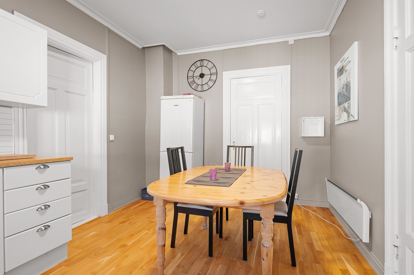 Kjøkkenet i 2 etasje har plass til spisebord Galleribilde