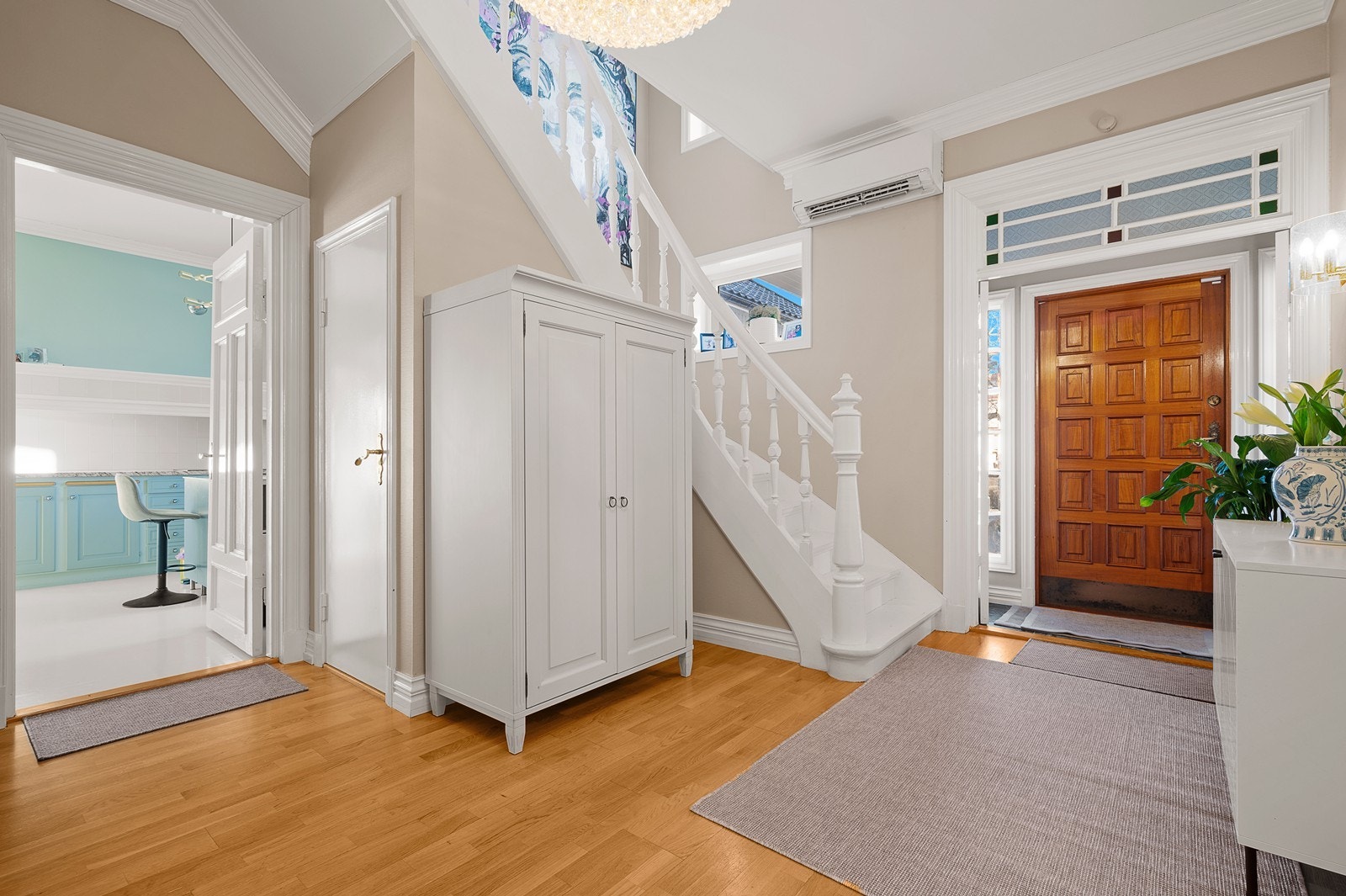 Fra hallen har du også en lys og flott trapp opp i andre etasje! Galleribilde