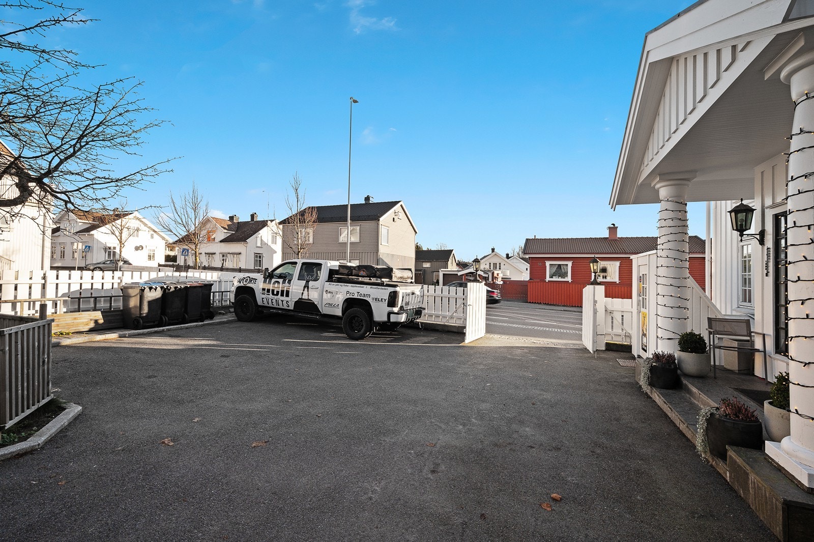 Fin gårdsplass med plass til flere biler Galleribilde