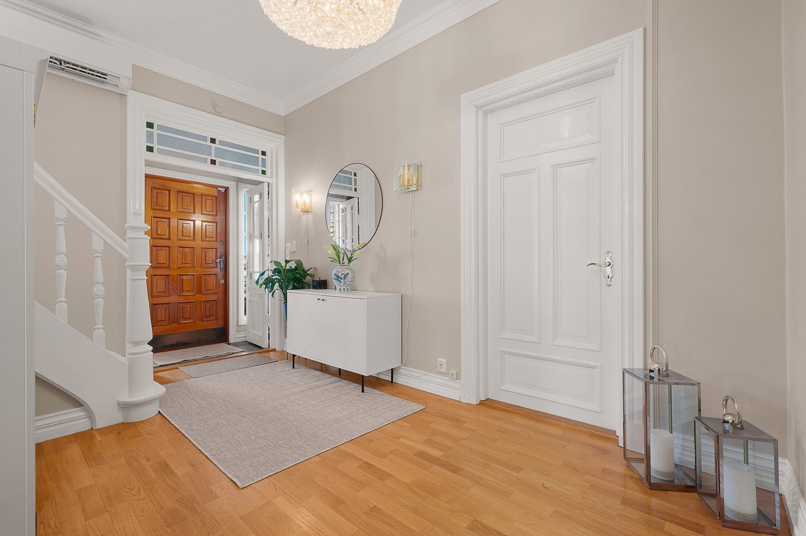 Velkommen inn! Her får du en stor hall med adkomst til soverom, gjestetoalett, kjøkken og stue. Galleribilde