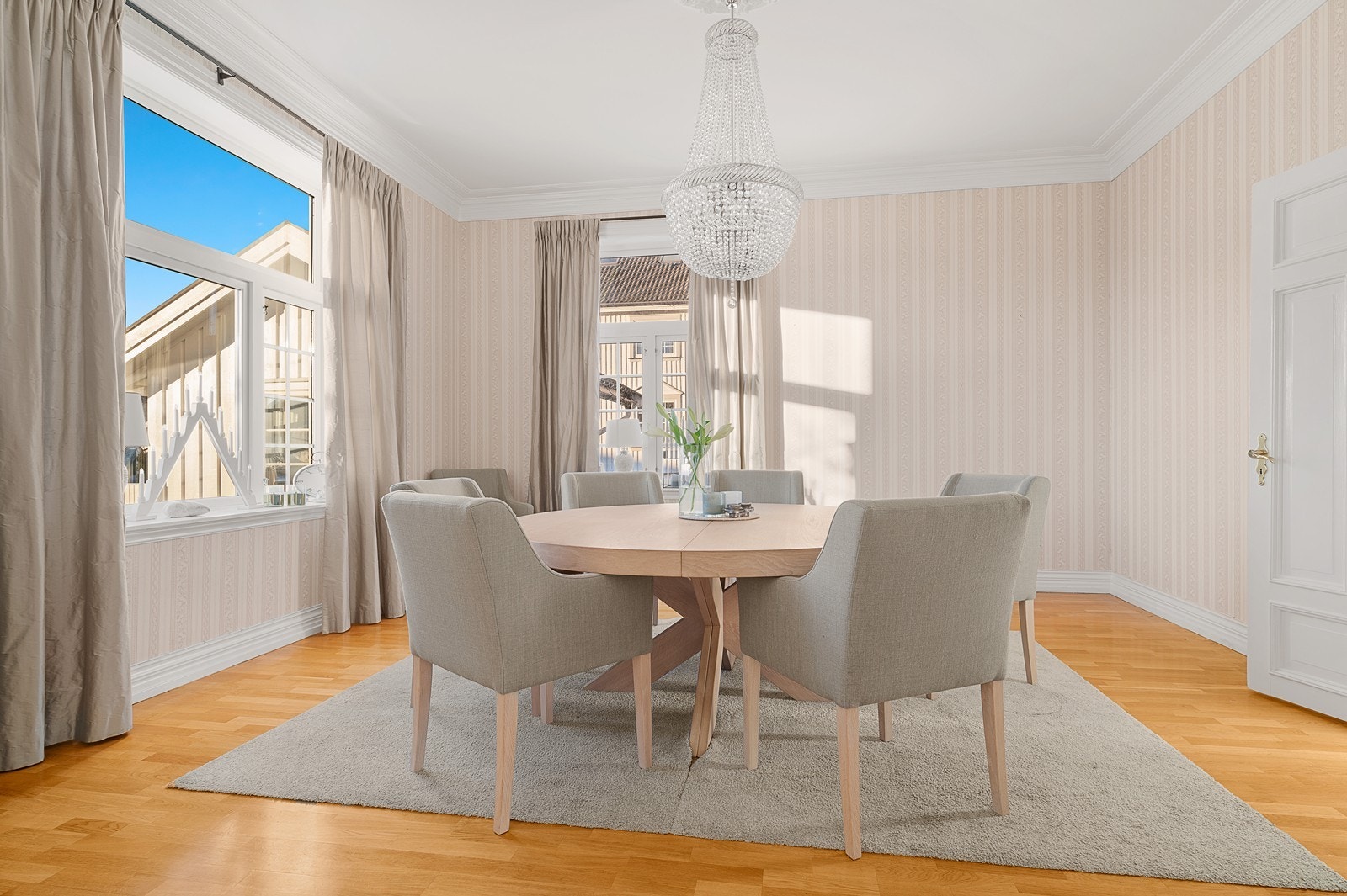 Stor og fin spisestue med plass til de du er glad i. Galleribilde