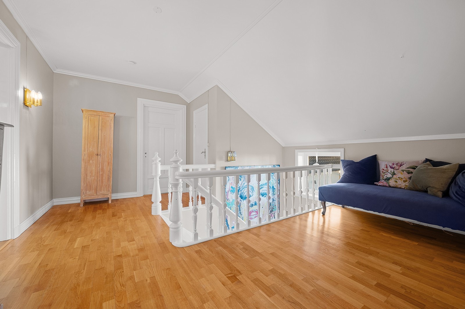 Stort rom på toppen av trappen, det kan brukes til så mangt! hva med et bibliotek med lesekrok? Galleribilde