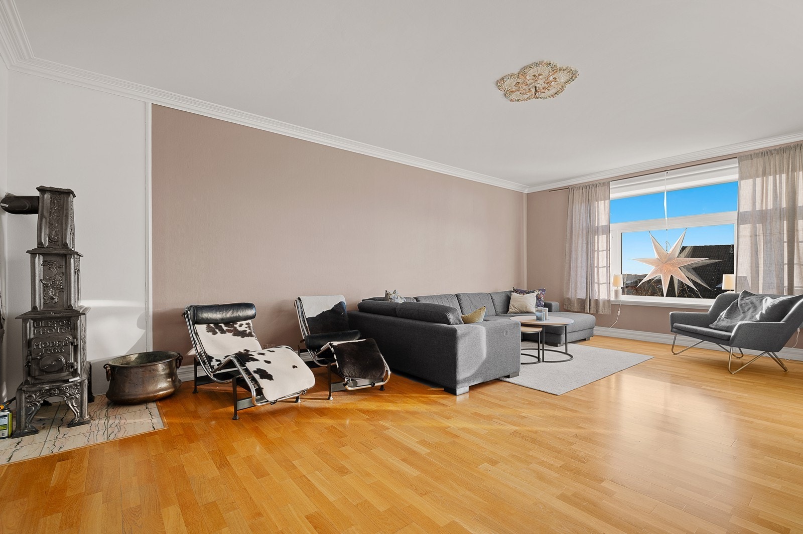 Stue i andre etasje har også rosett og etasjeovn Galleribilde