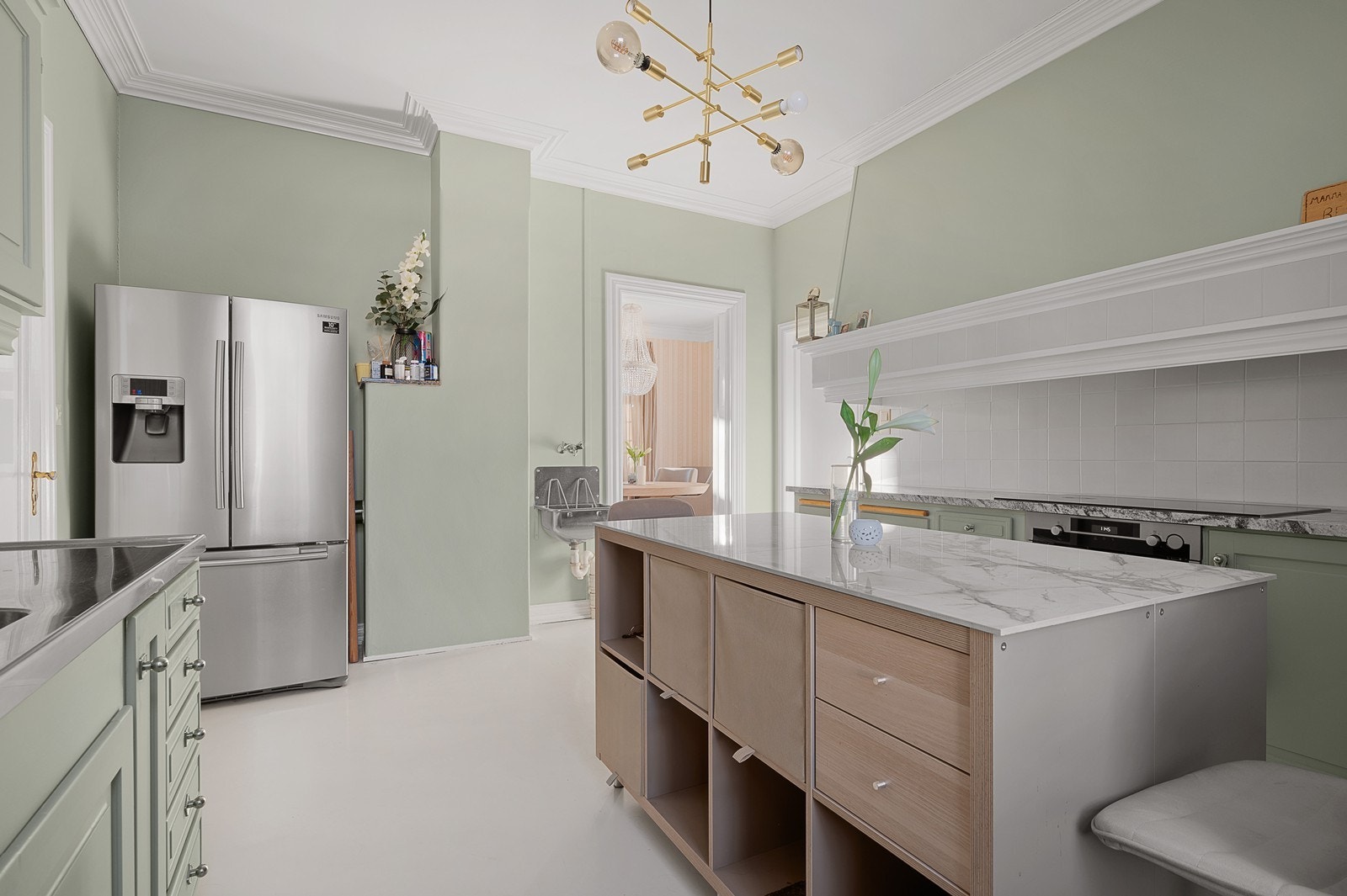 Takhøyden gjør atmosfæren luftig og lett, det fremheves av de fine fagene brukt her. Galleribilde