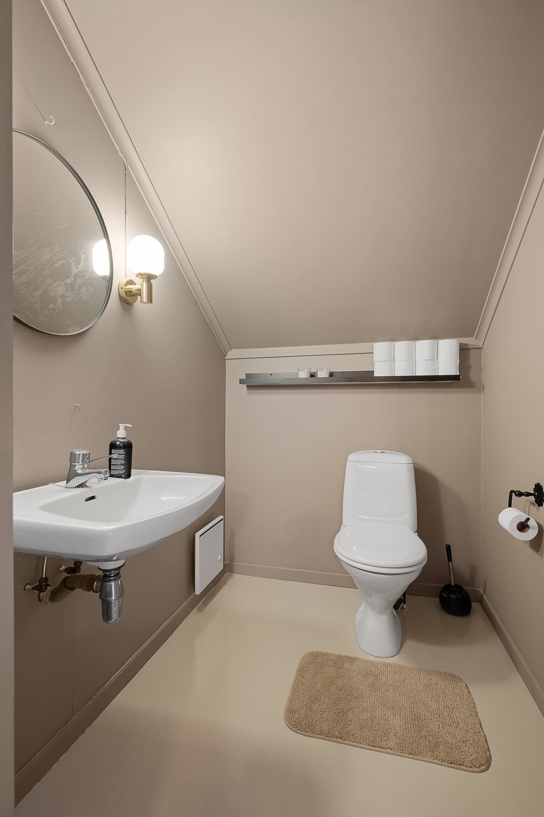 Huset har flere toalettrom Galleribilde