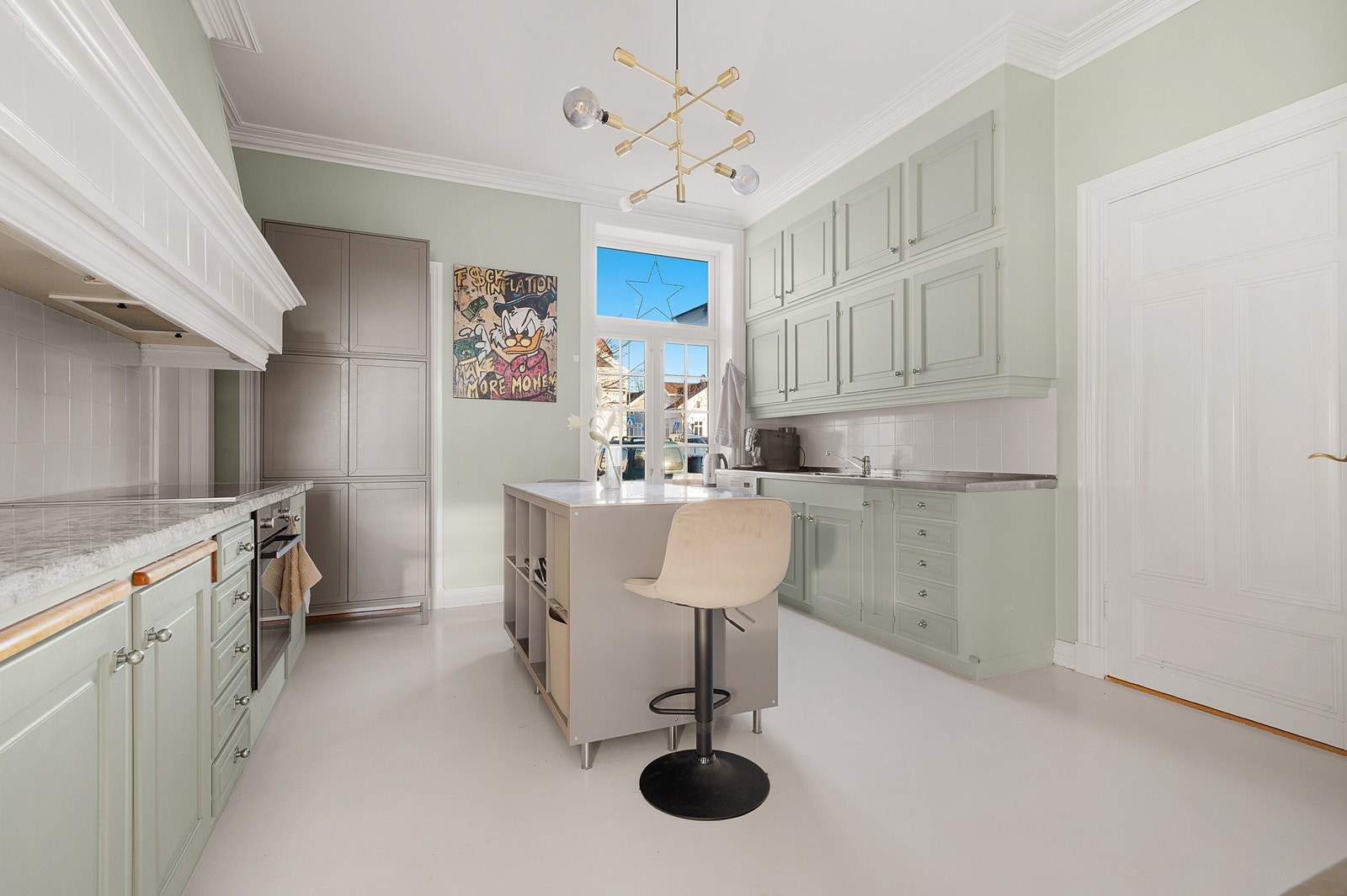 Fint kjøkken i første etasje, høyt under taket, god skapplass og moderne farger Galleribilde