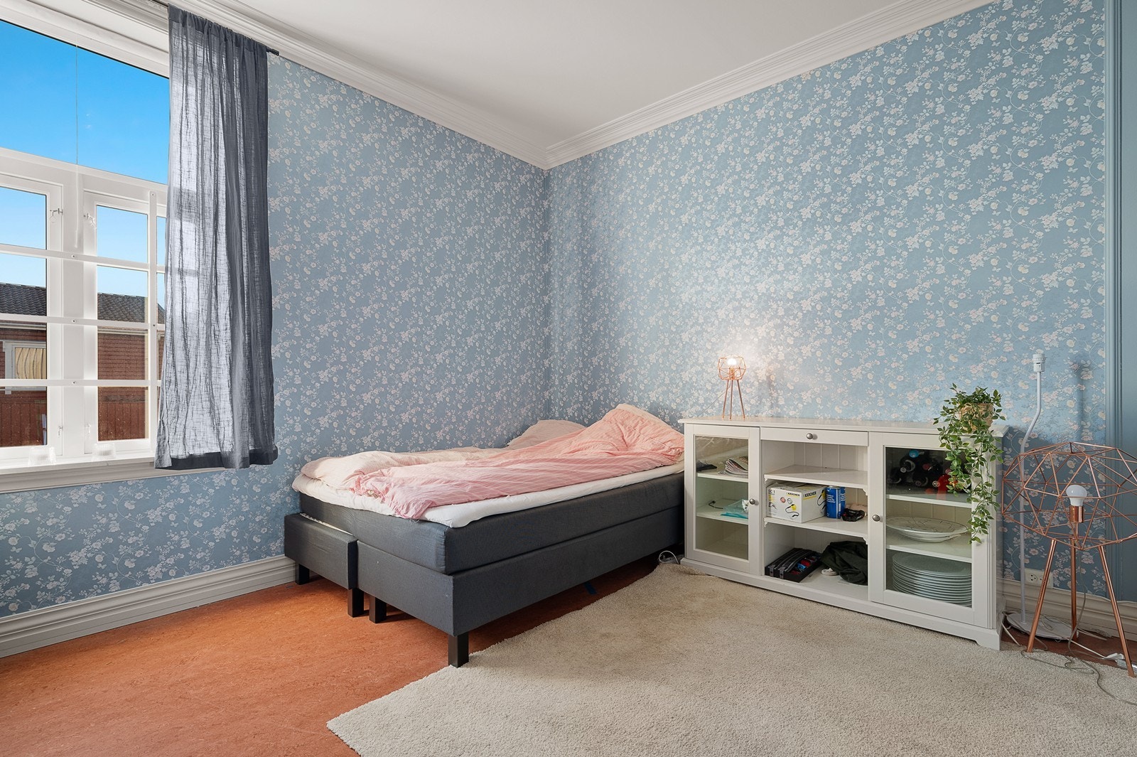 Soverommene i boligen er store med god høyde under taket Galleribilde