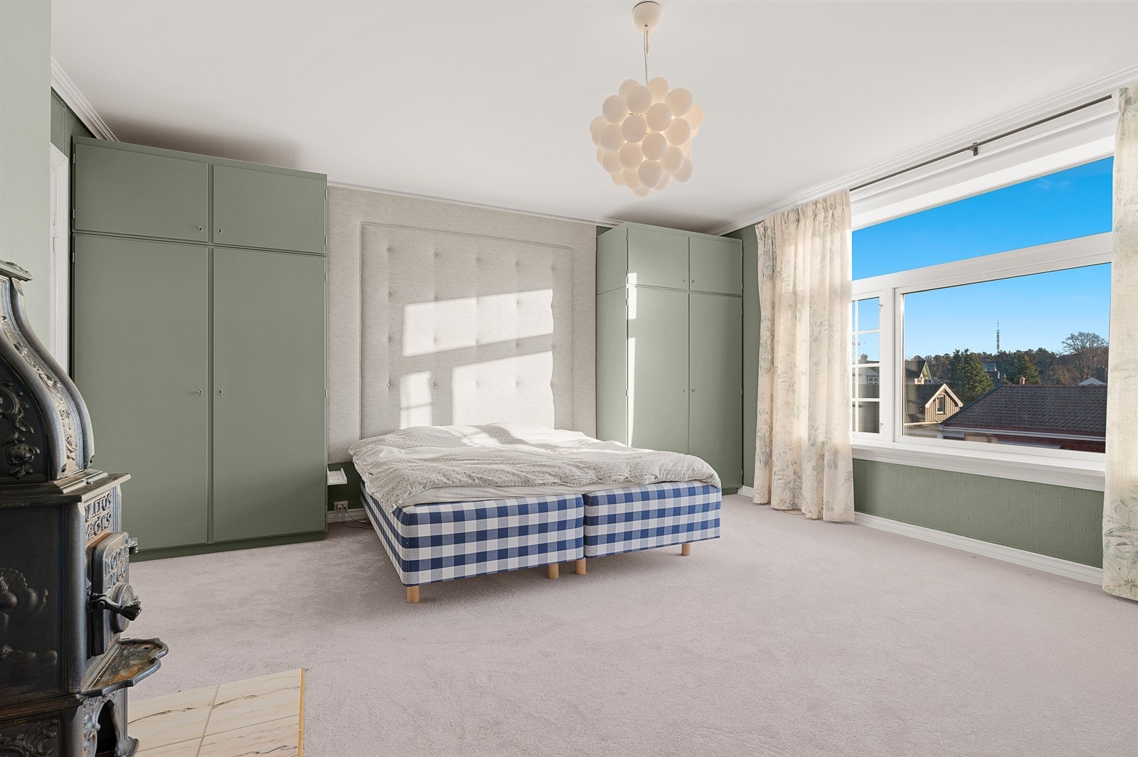 Et soverom med masse plass, både på gulvet og i skapene. Galleribilde