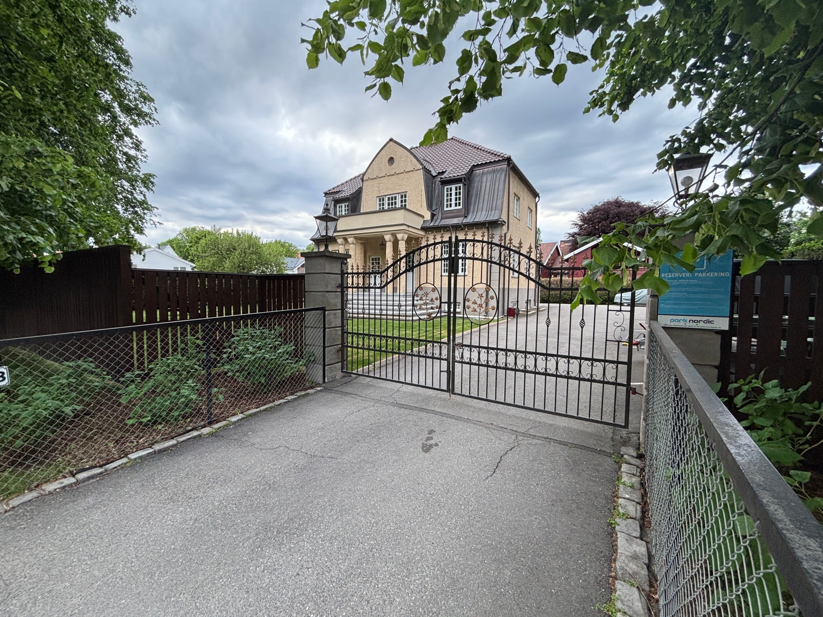 Innkjørsel med port og belyste plantefelt Galleribilde