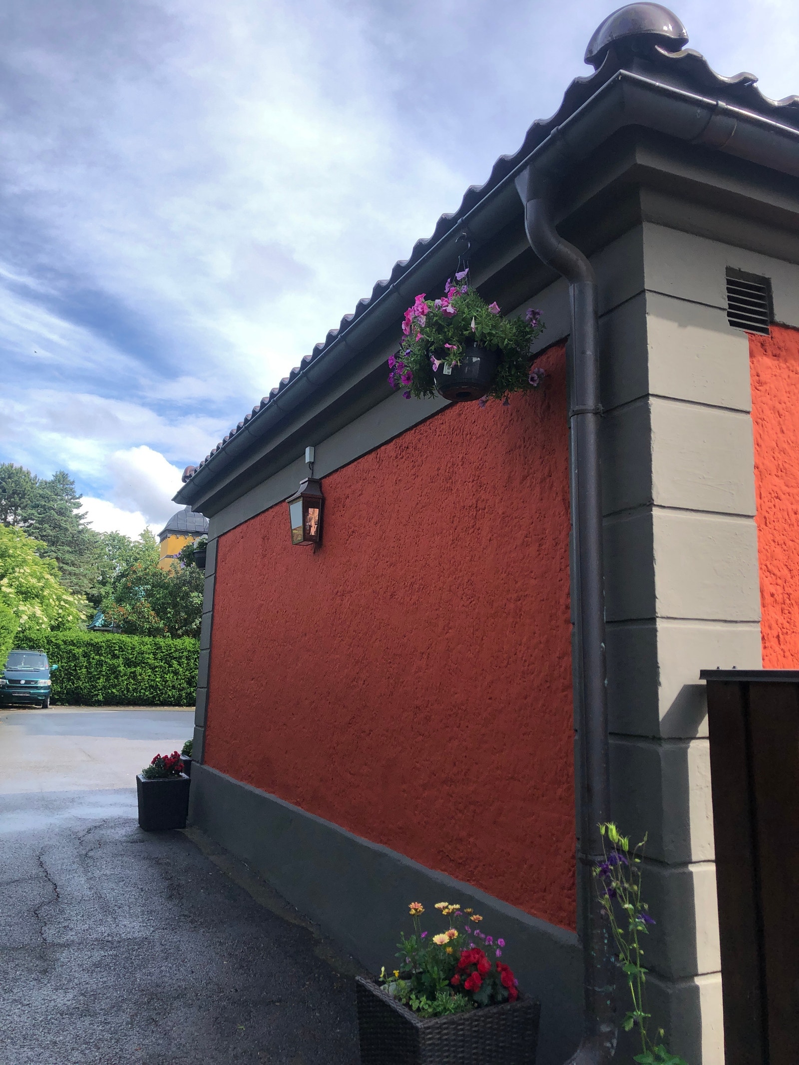 Fin materialpalett, men annen fargesetting på garasje/verksted Galleribilde