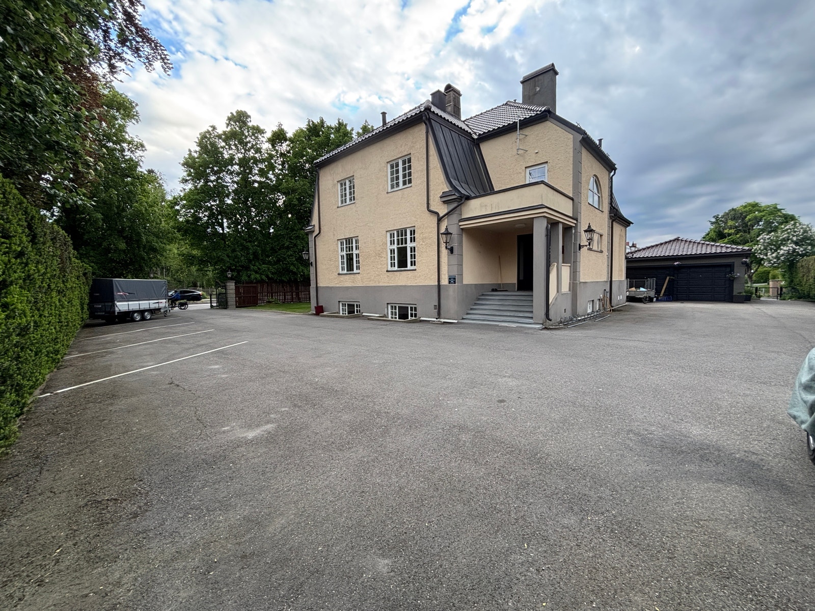 Fasade og gårdsplass øst og nord Galleribilde