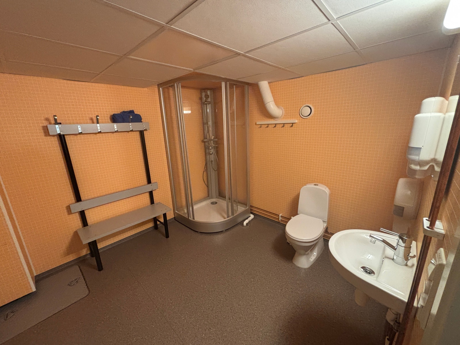 Garderobe, wc, dusj Galleribilde