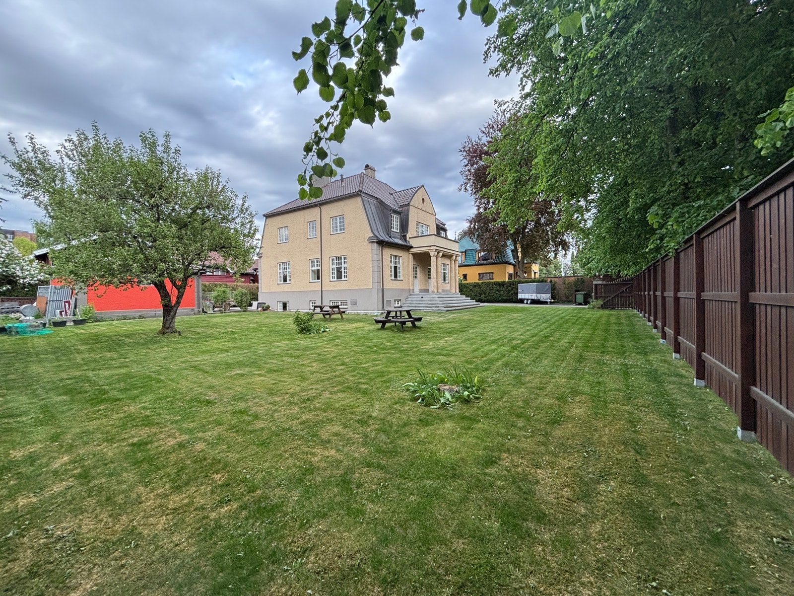 Fasade og hage vest Galleribilde