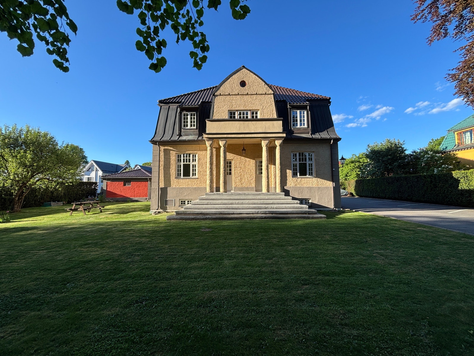 Frontfasade (syd) og rød dobbeltgarasje/verksted bak Galleribilde