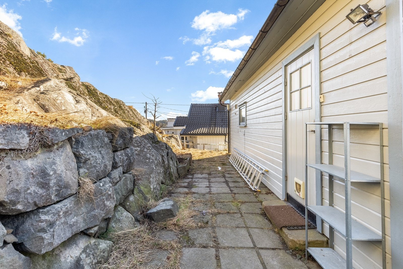 Inngangsparti på baksiden av huset Galleribilde