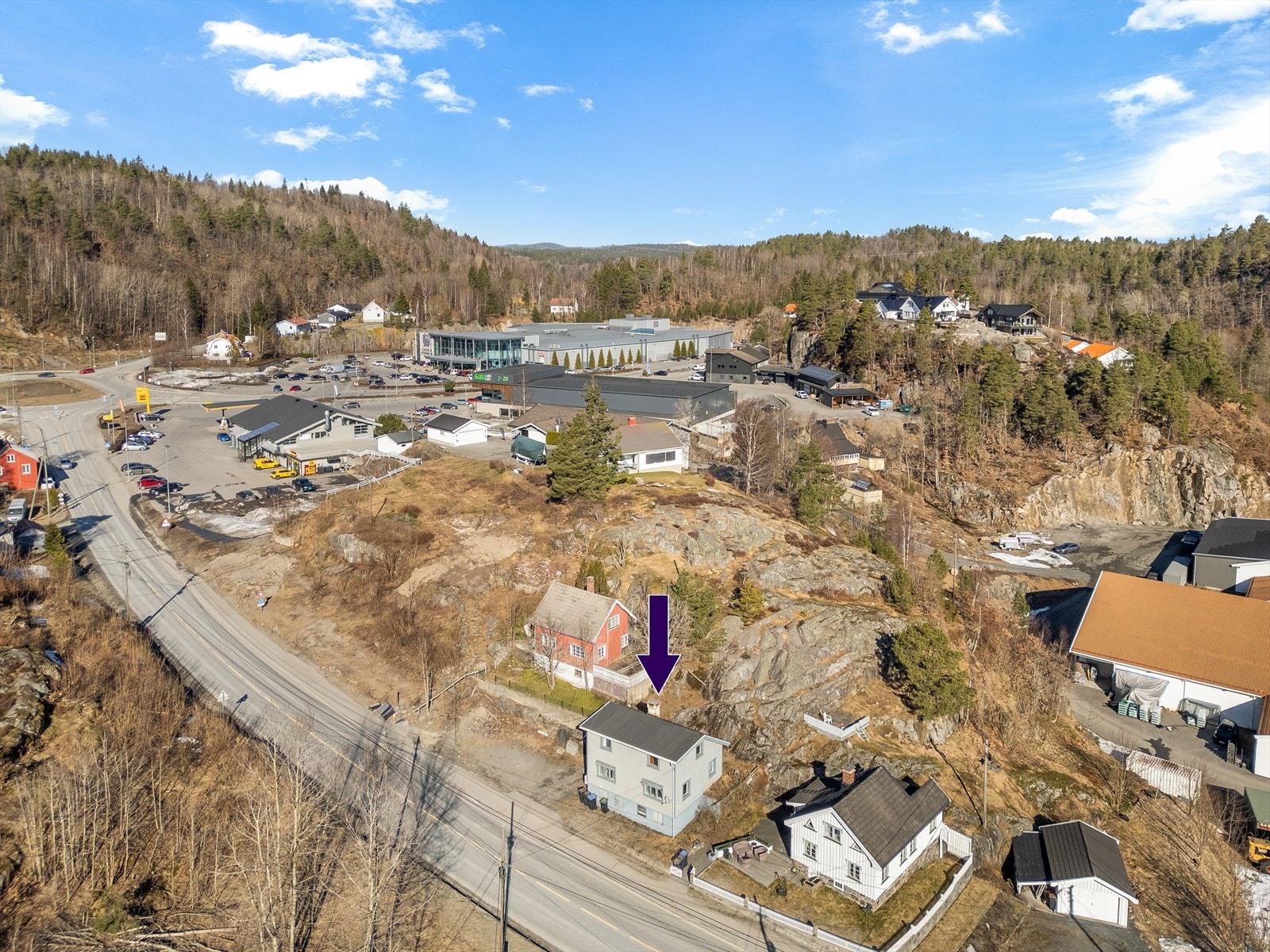 Dronebilde med eiendommen markert - kort vei til kjøpesenter og butikker Galleribilde