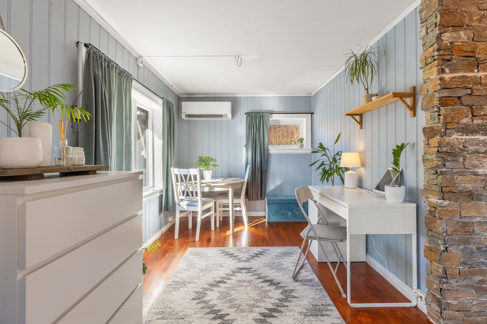 Hyggelige stue inndelt i to soner, en tv-stue og en spisestue Galleribilde