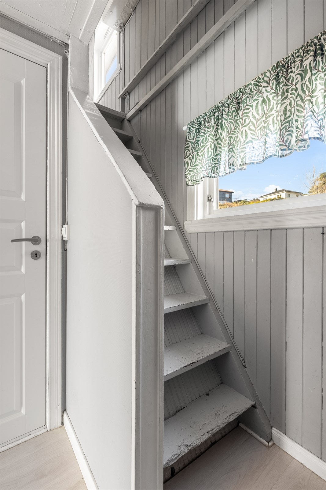 Trappeoppgang til loftsetasje Galleribilde