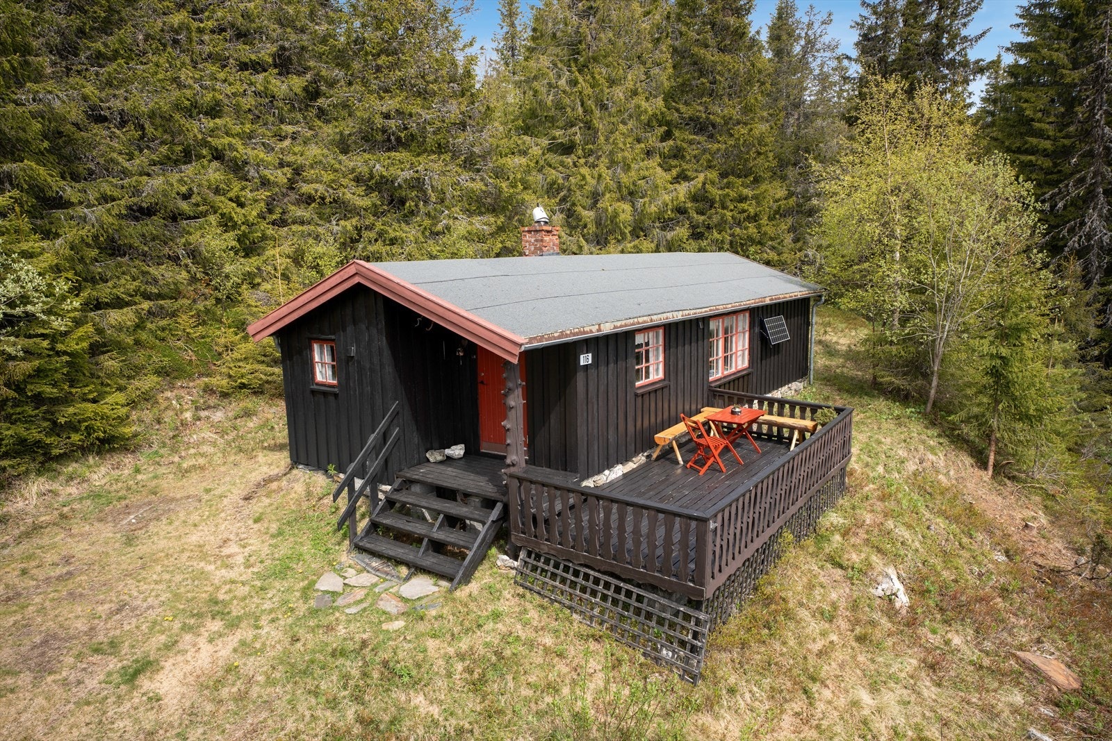 En nostalgisk hytteperle fra 1970-tallet, omgitt av fredelige omgivelser og vakker natur! Galleribilde