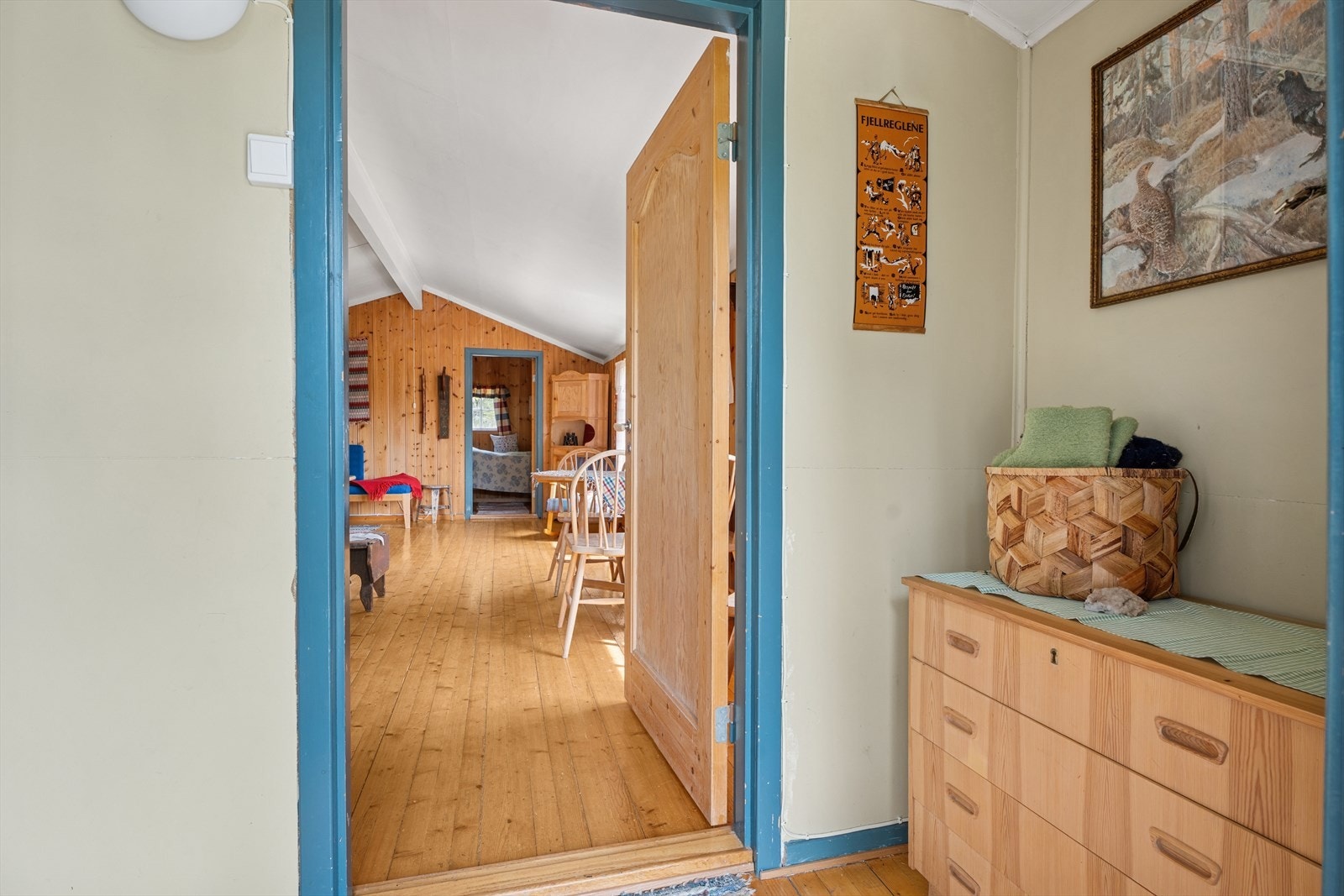 Velkommen inn - her ønskes du velkommen inn et vindfang med plass til å henge fra deg ytterklær Galleribilde