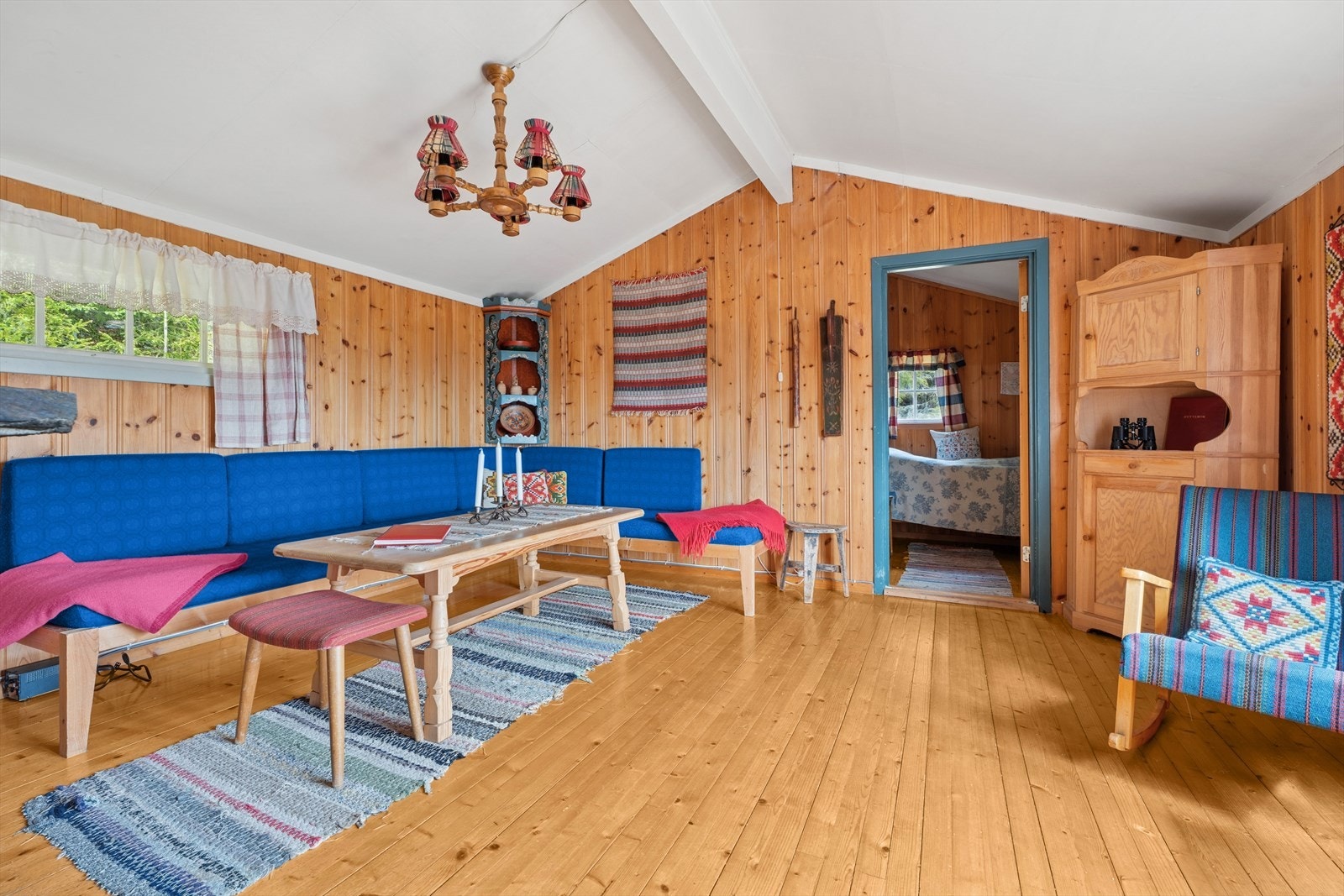 Lys og koselig stue med klassisk hyttestemning. Galleribilde