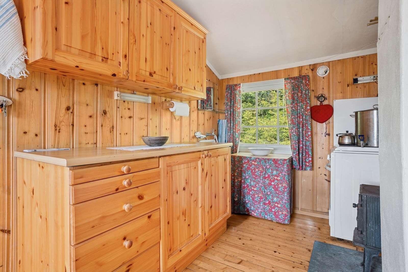 Innredning i heltre med profilerte fronter og laminert benkeplate. Galleribilde