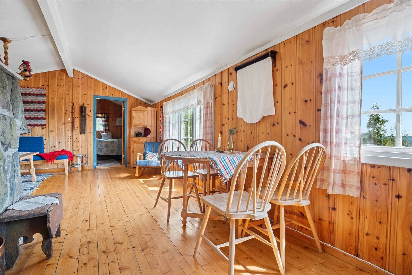 Spisestue i tilknytning til kjøkkenet. Galleribilde