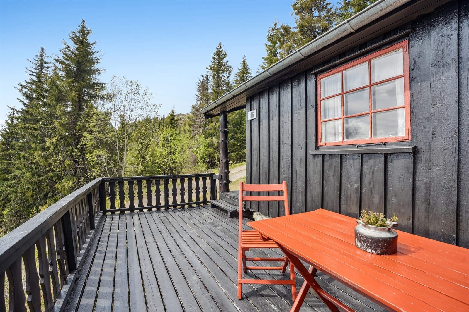 Uteområdet består av solrik, sørvendt terrasse på 13 kvm med flott utsikt. Galleribilde